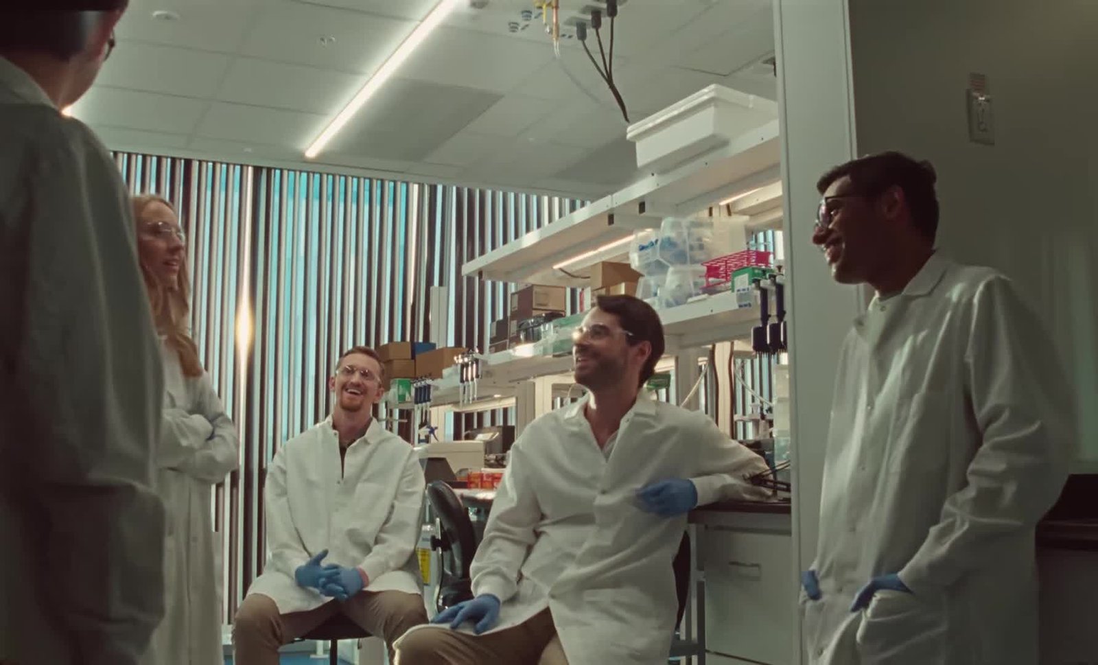 Equipo de ciencias de la vida de Anthropic reunido en el laboratorio