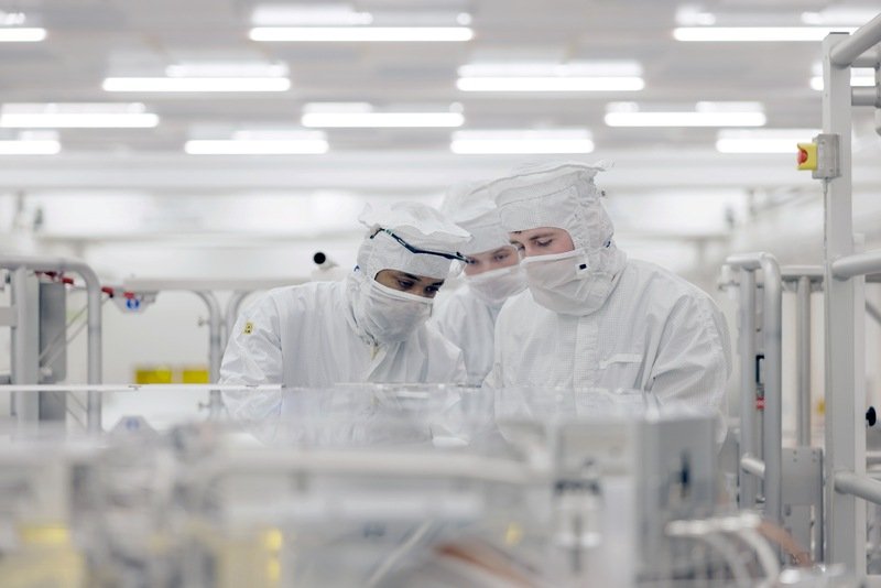 Personal de ASML trabajando en una sala limpia de Veldhoven