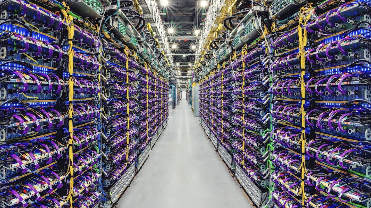 Fila de aceleradores Cloud TPU v5p en un centro de datos de Google