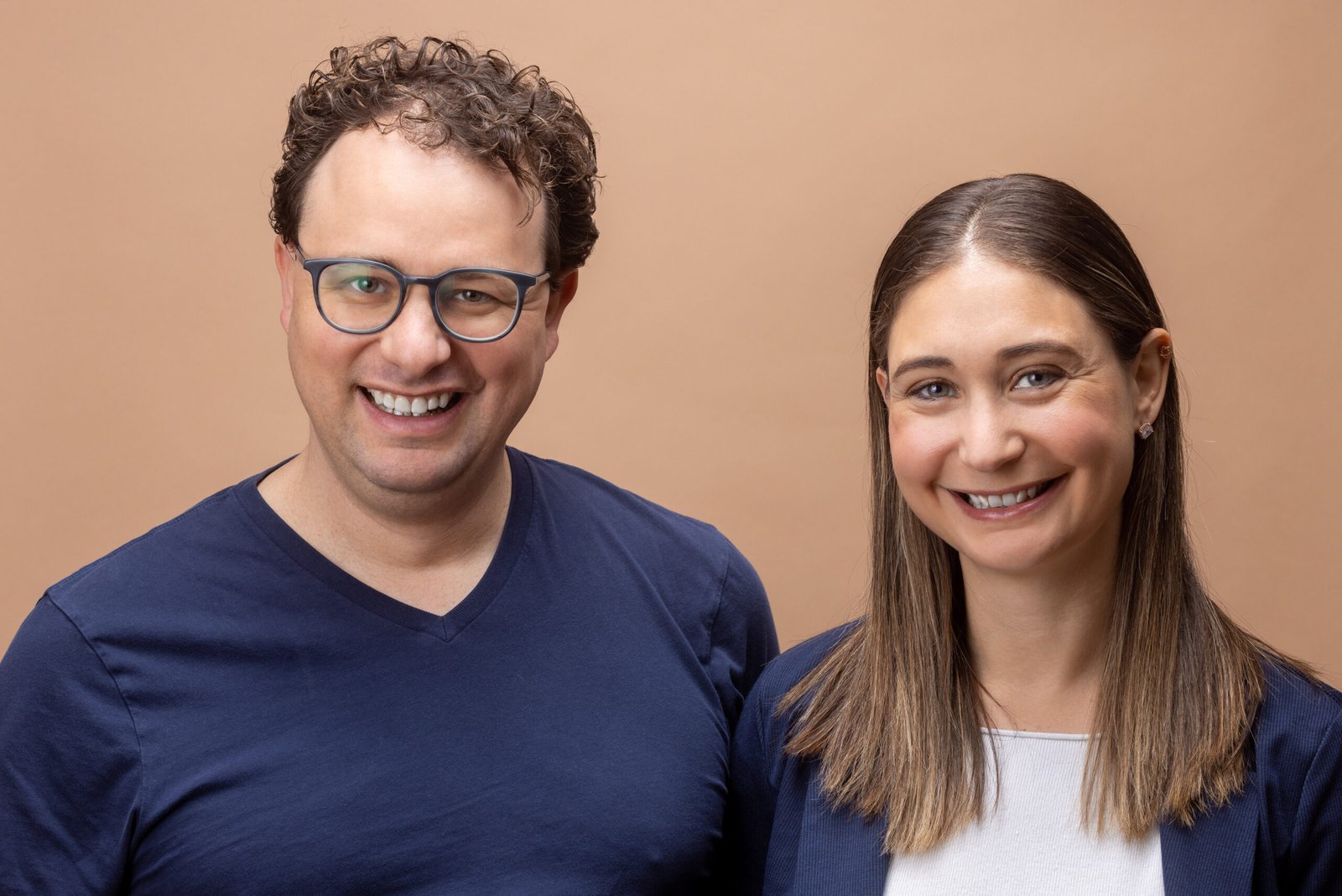 Dario y Daniela Amodei, fundadores de Anthropic, posan juntos