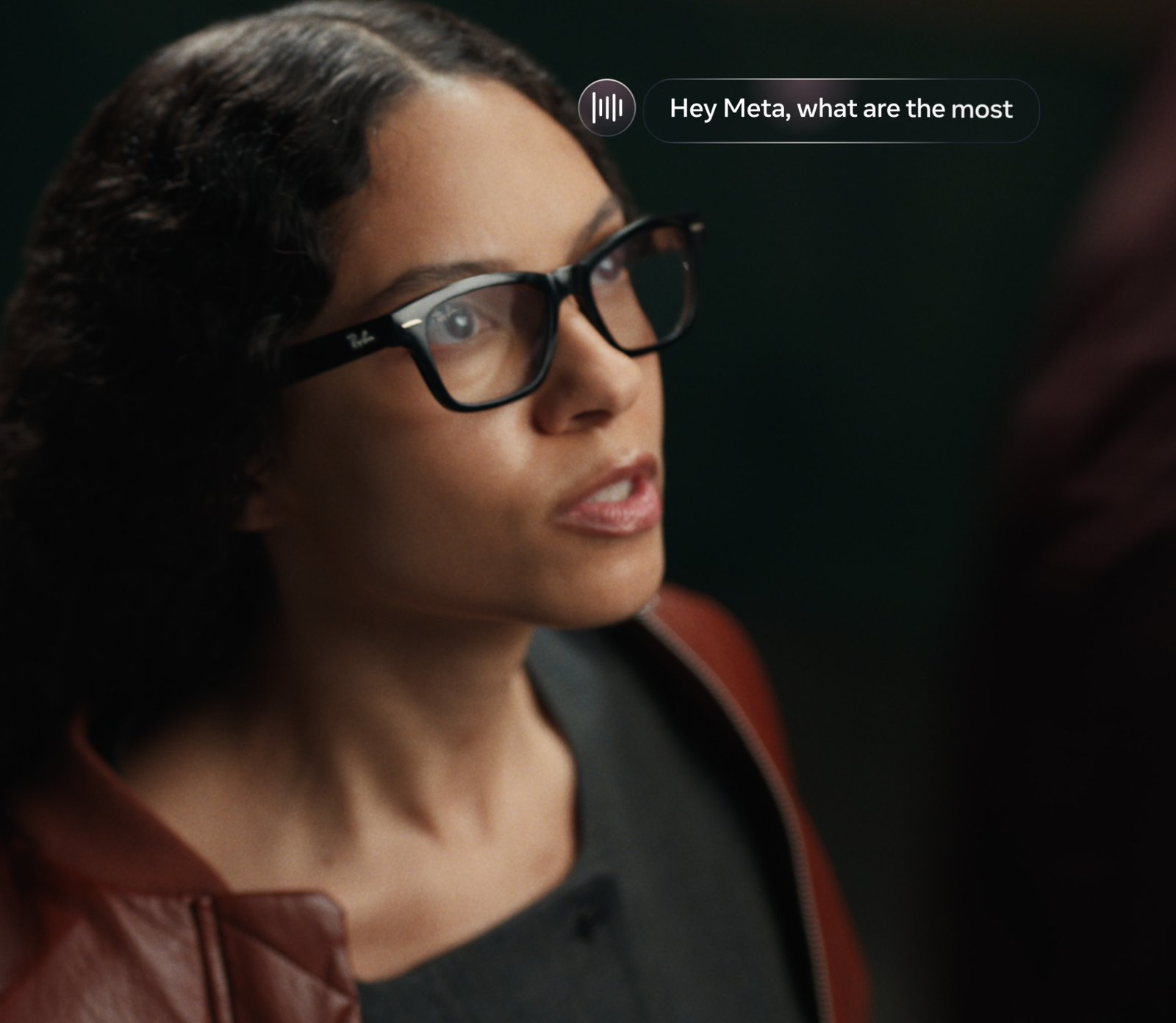 Usuaria con Ray-Ban Meta Audio en la presentación oficial