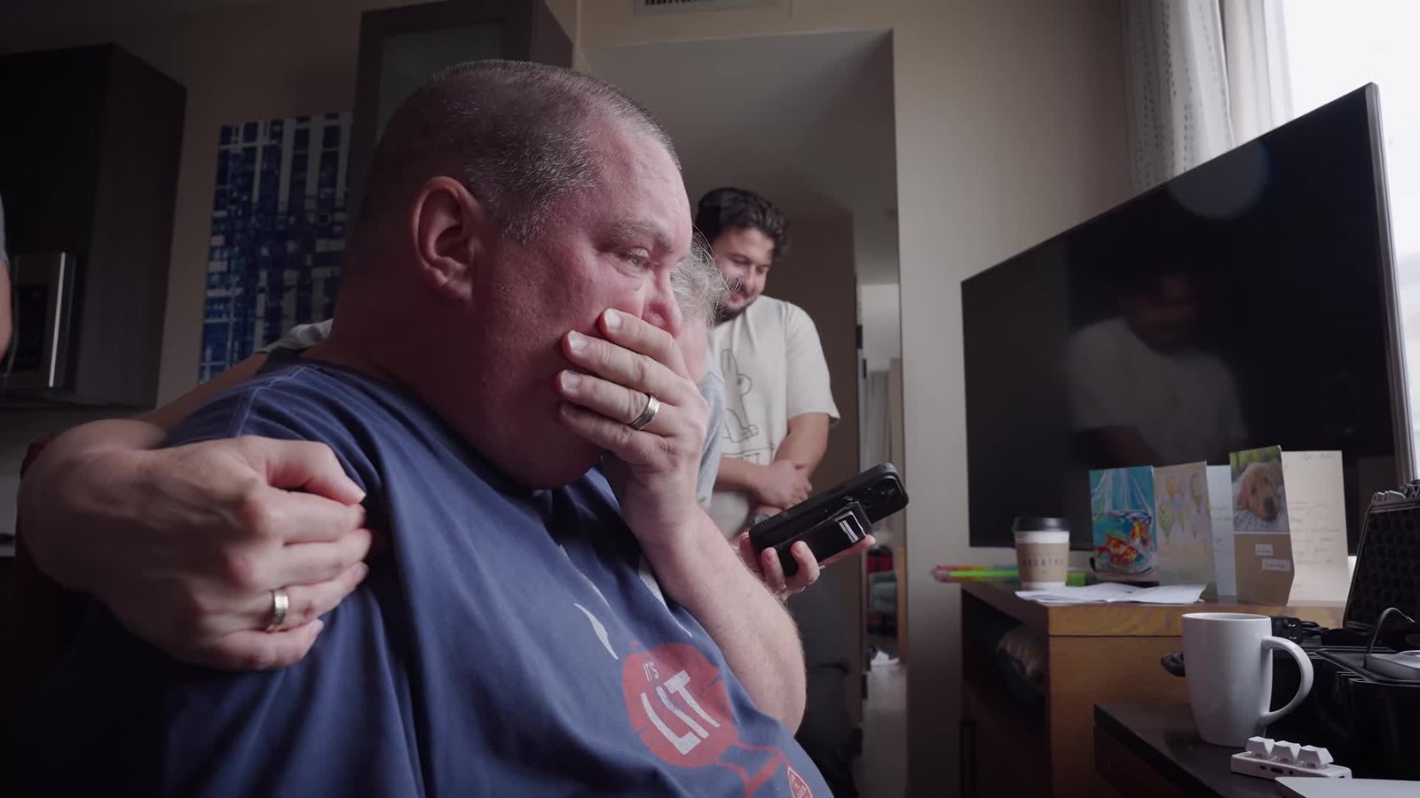 Terry y su mujer reaccionan al escuchar la frase reproducida por el ordenador
