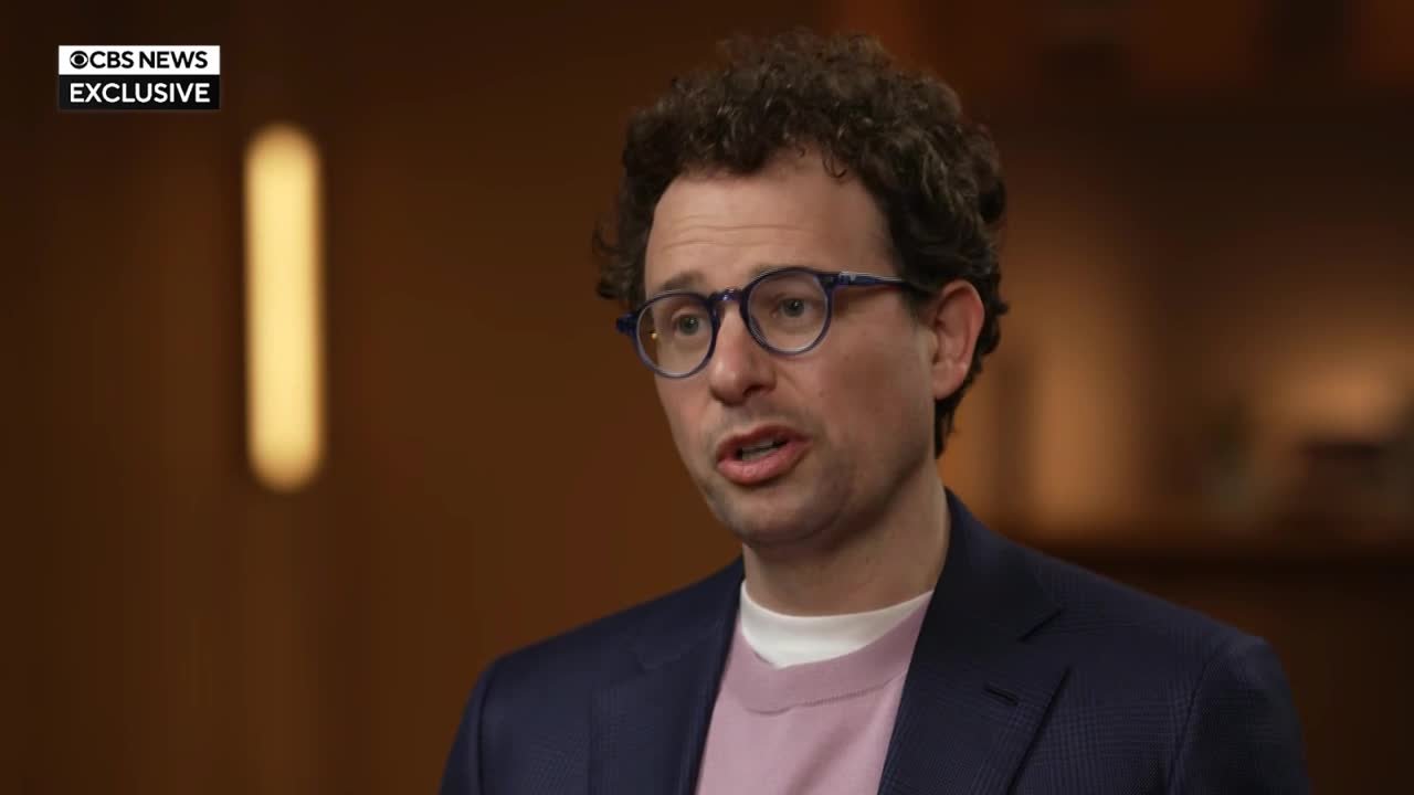 Dario Amodei durante su entrevista con CBS News en febrero de 2026