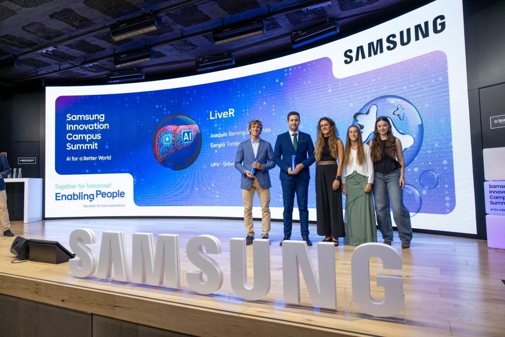 Entrega del premio a LiveR en Samsung Innovation Campus Summit