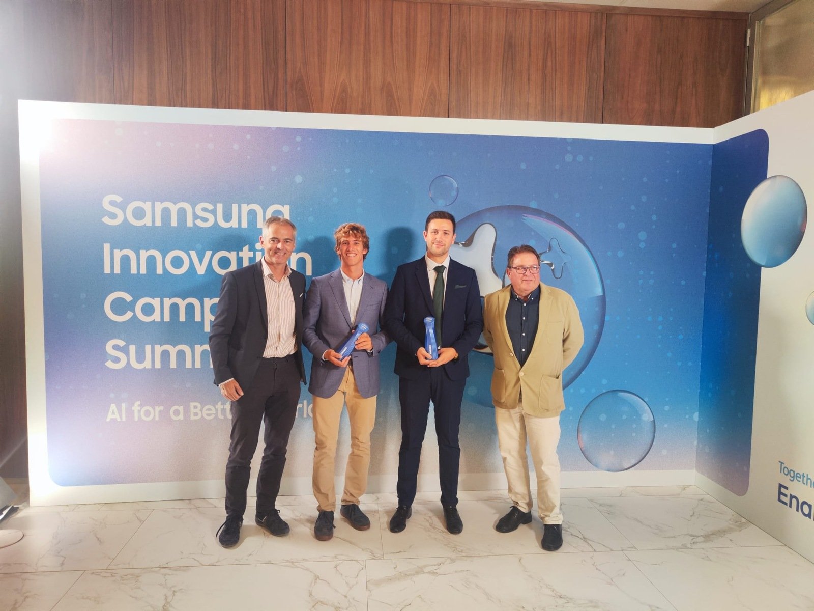 Representantes de LiveR y la UPV durante el encuentro de Samsung