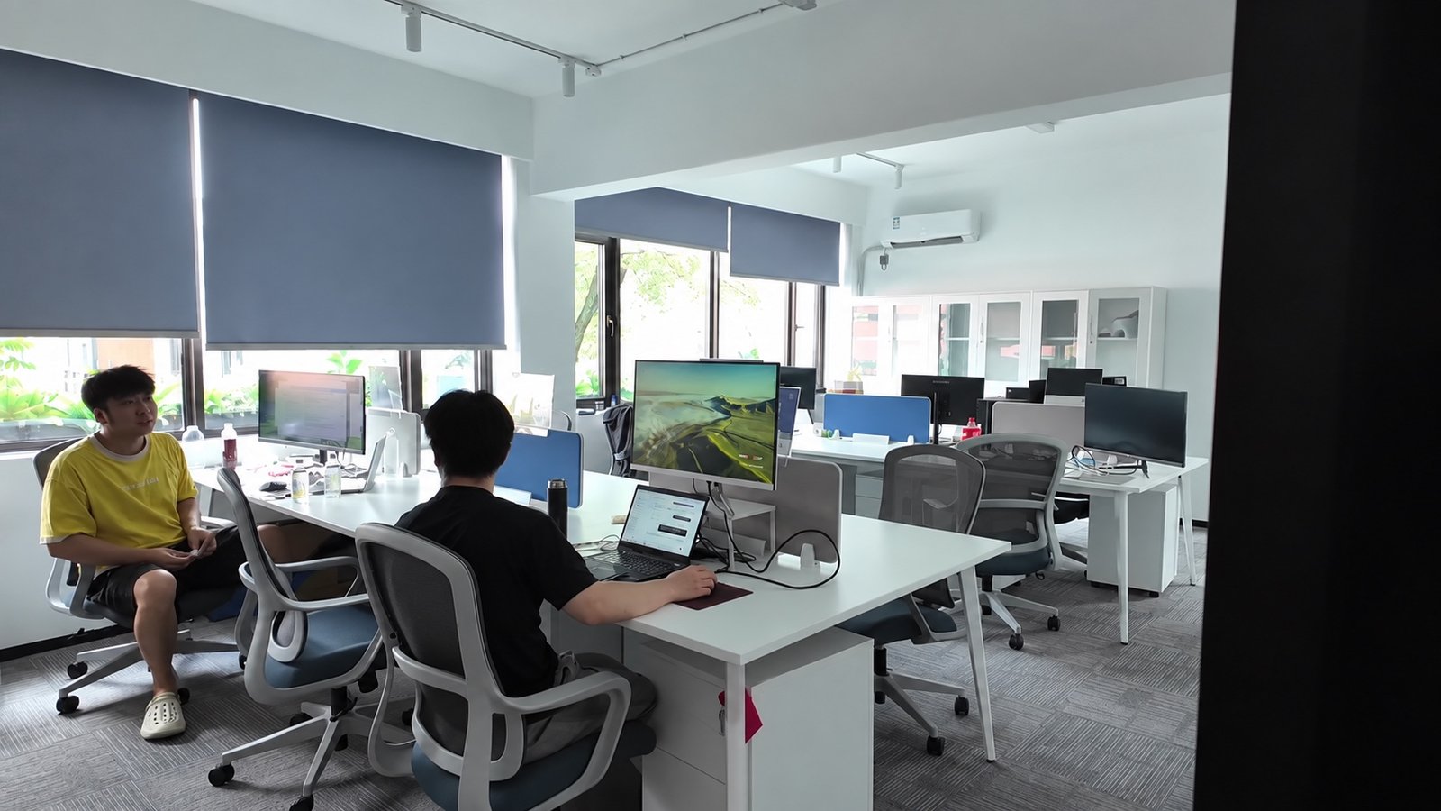 Personas trabajando en un espacio OPC de Shanghái