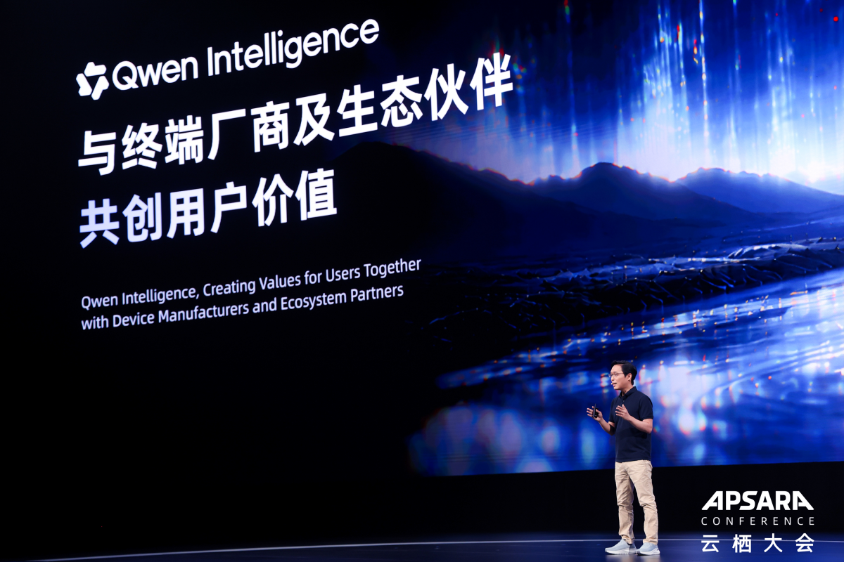 Steven Hoi presenta Qwen Intelligence en la conferencia Apsara de Alibaba