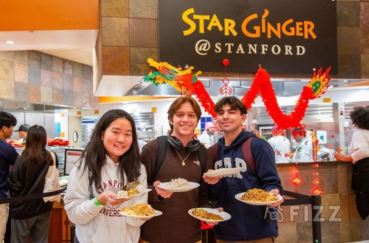 Tres estudiantes con platos de comida en la fotografía original de Stanford
